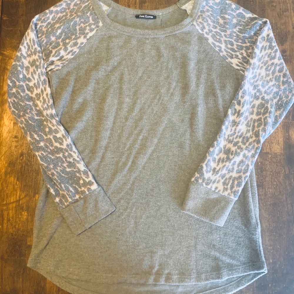 Long sleeve/leopard sleeve shirt